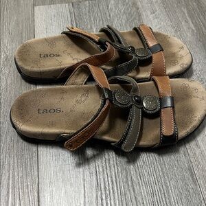 Taos Prize 4 leather strappy velcro sandals / multi colors/size 7